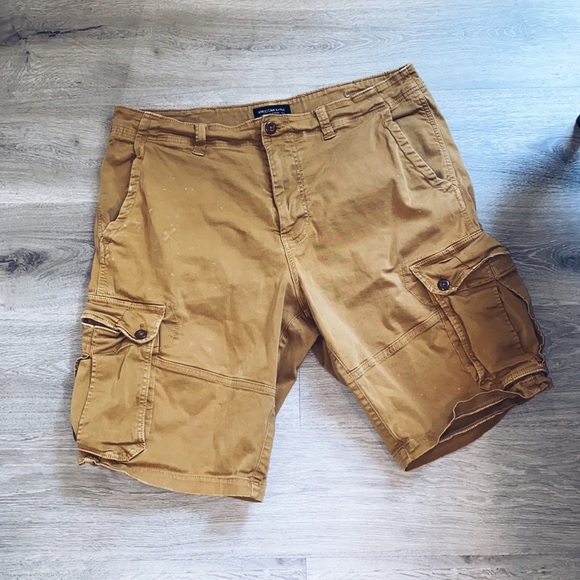 American Eagle Outfitters Other - Men’s aeo cargo khaki shorts
